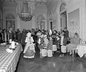 884560 Afbeelding van de presentatie van het boek Ergens beginnen de klokken hun lied in de balzaal van Paushuize ...